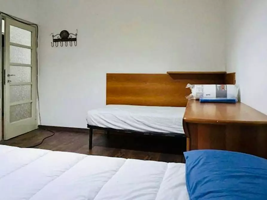 Immagine 2 di Camera condivisa in affitto  in Via Orbetello a Milano