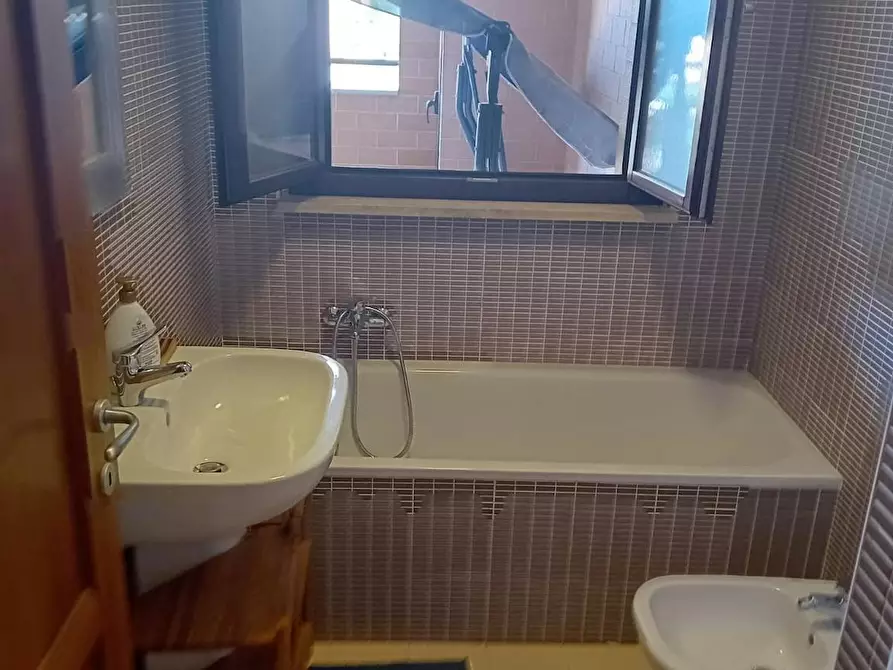 Immagine 9 di Camera in affitto  in Via Kiiciro Toyoda a Roma