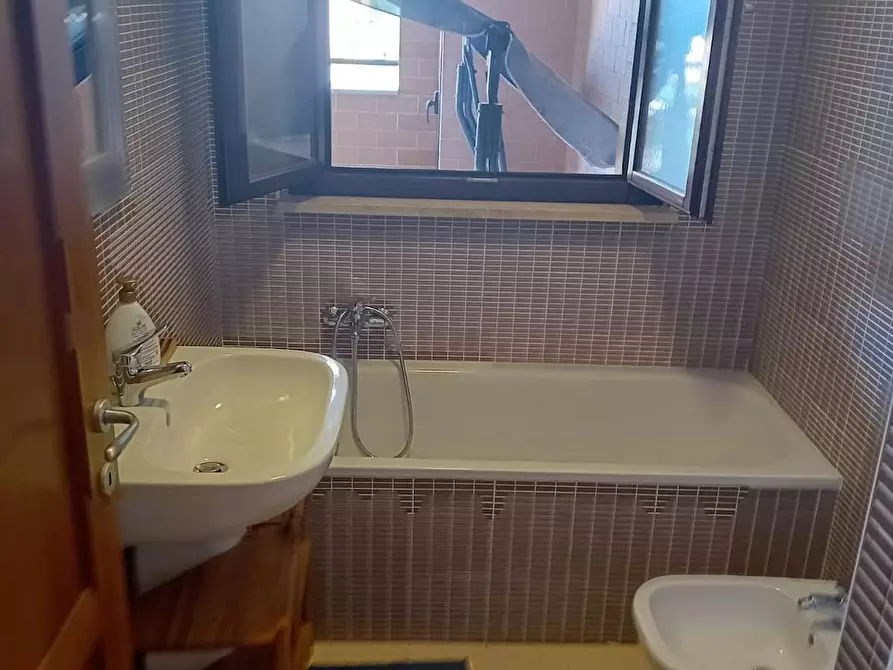 Immagine 9 di Camera in affitto  in Via Kiiciro Toyoda a Roma