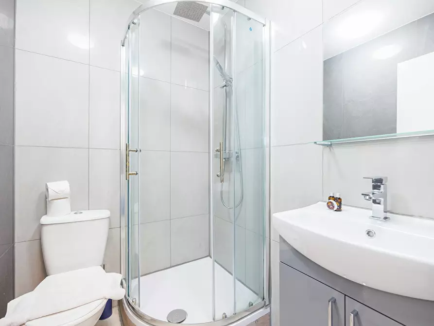 Immagine 10 di Casa indipendente in affitto  in Bridge Lane a Barnet