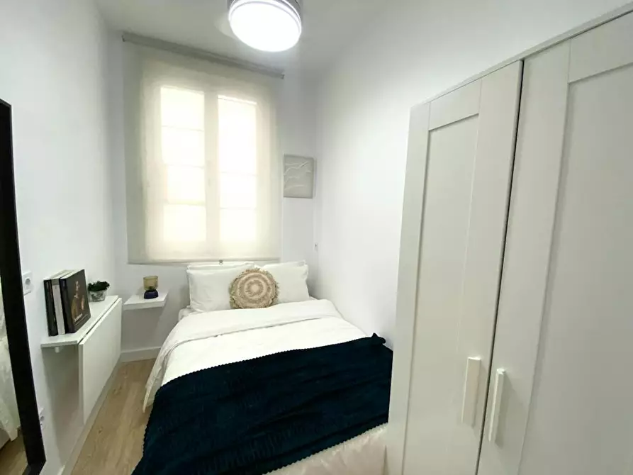 Immagine 1 di Camera in affitto  in Calle de Redondilla a Madrid