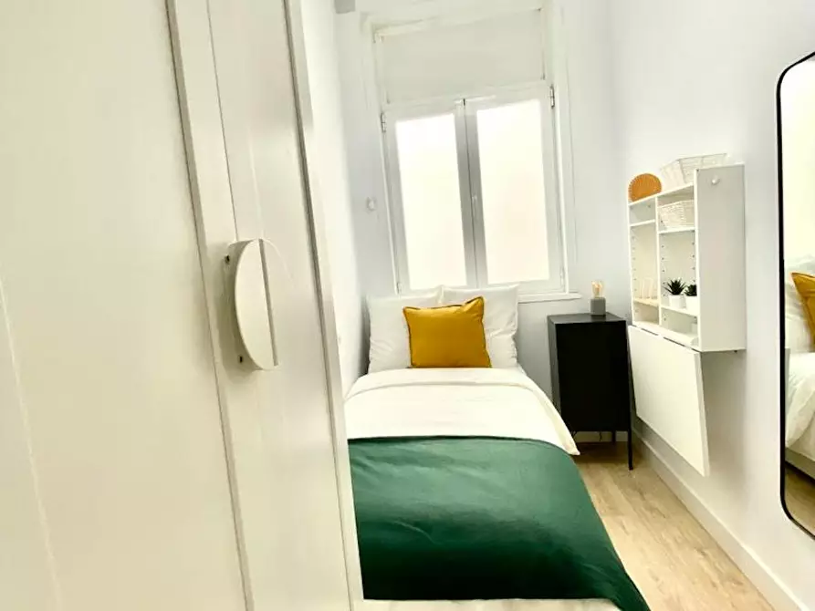Immagine 1 di Camera in affitto  in Calle de Redondilla a Madrid