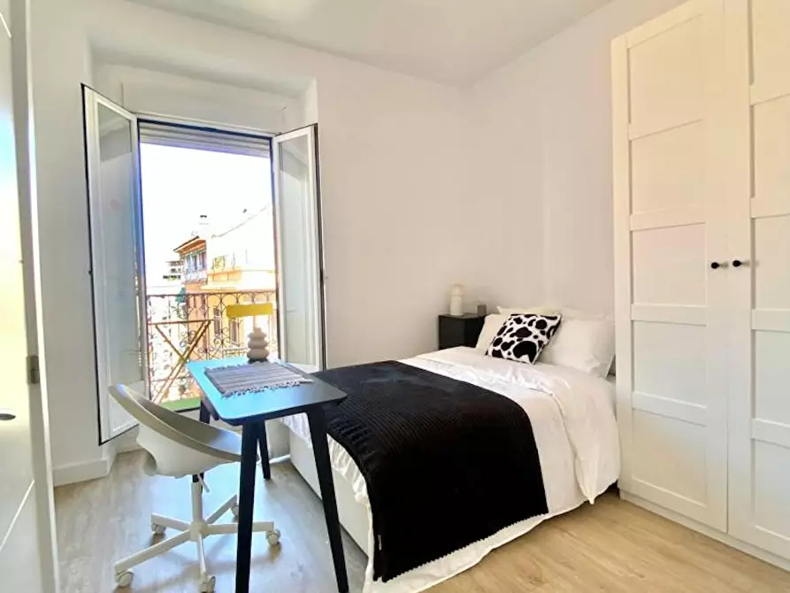Immagine 1 di Camera in affitto  in Calle de Redondilla a Madrid