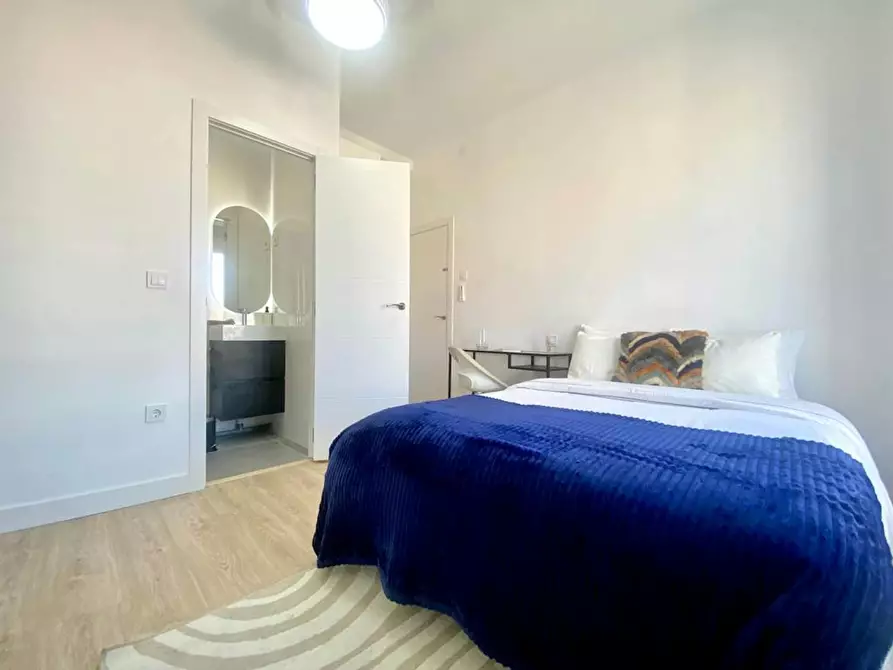 Immagine 1 di Camera in affitto  in Calle de Redondilla a Madrid