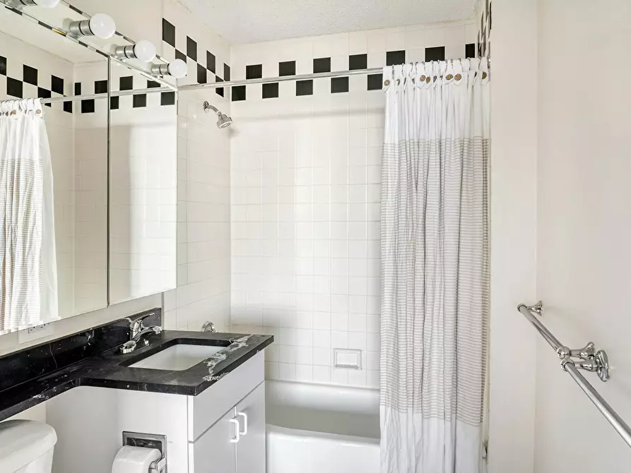 Immagine 10 di Appartamento in affitto  in East 96th Street a Torino