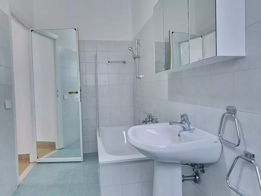 Immagine 10 di Camera in affitto  in Lungotevere di Pietra Papa a Roma