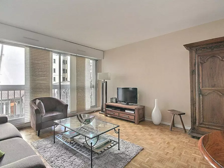 Immagine 1 di Appartamento in affitto  in Rue Saint Charles a Paris