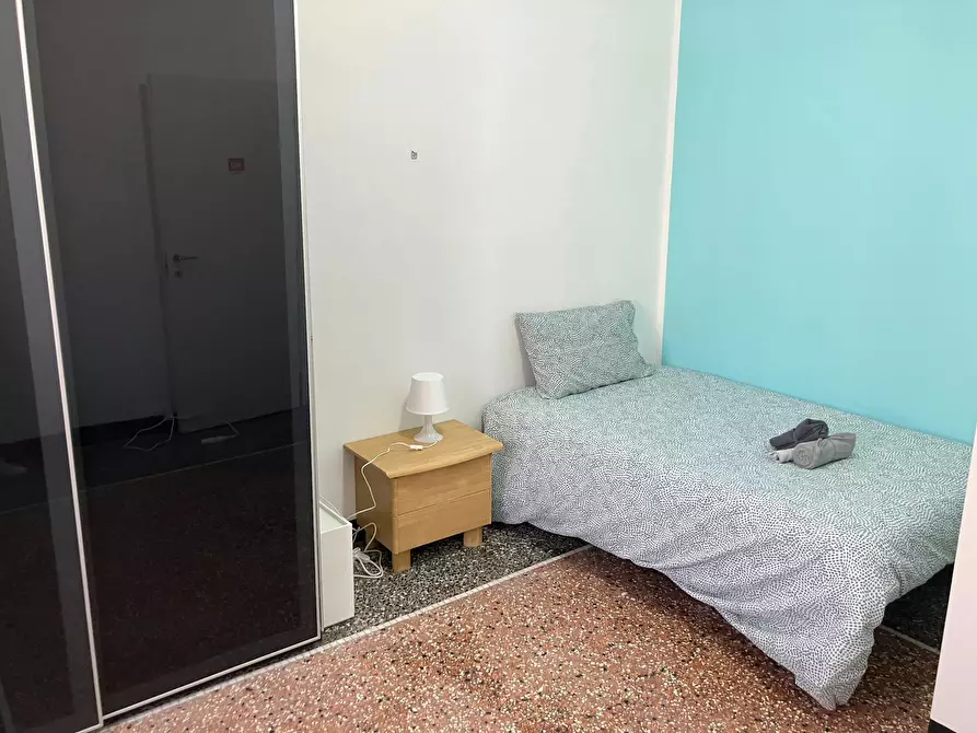 Immagine 1 di Camera in affitto  in Salita Piano di Rocca a Genova