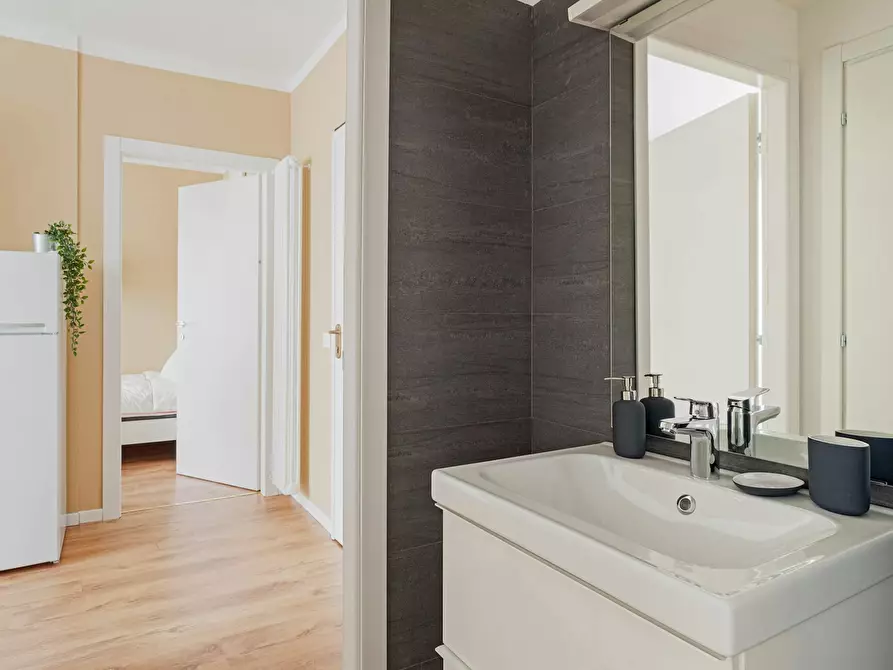 Immagine 5 di Camera in affitto  in Via Isaac Newton a Milano