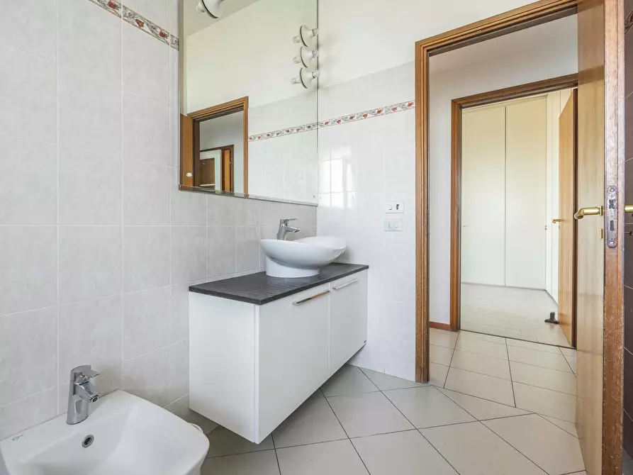 Immagine 10 di Camera in affitto  in Via San Donato a Bologna