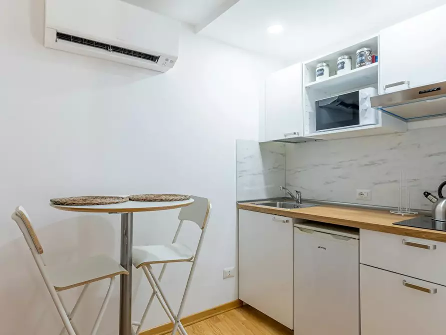 Immagine 10 di Appartamento in affitto  in Via dell'Orso a Roma