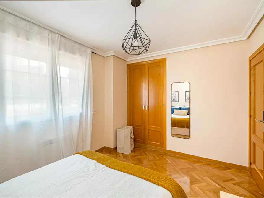 Immagine 3 di Camera in affitto  in Calle de Villaamil a Madrid
