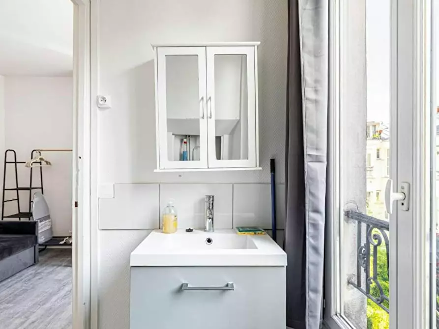 Immagine 6 di Appartamento in affitto  in Rue Feutrier a Paris 18
