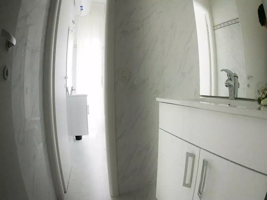 Immagine 5 di Camera in affitto  in Via Vetta D'Italia a Milano
