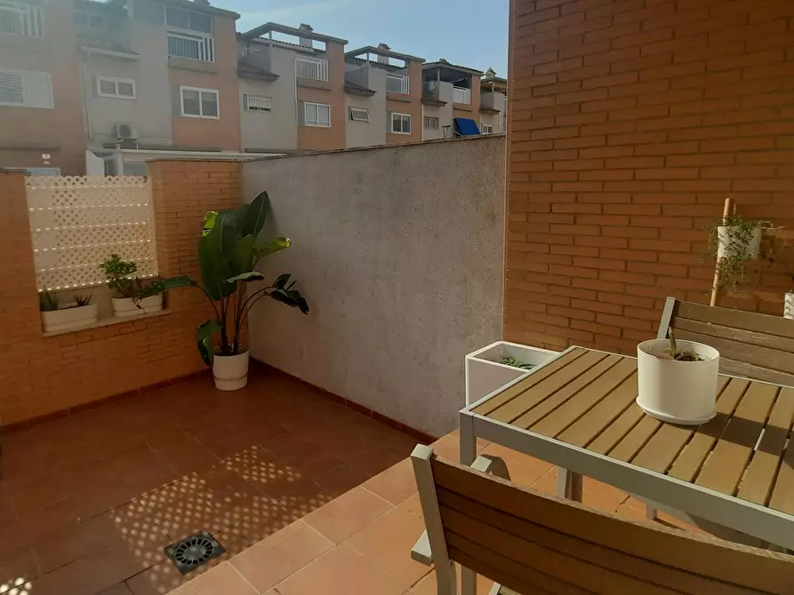 Immagine 1 di Casa indipendente in affitto  in Carrer l'Illa de Hierro a Valencia