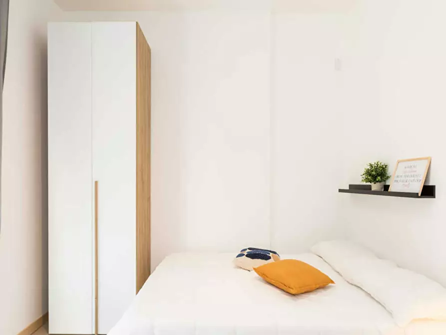 Immagine 4 di Camera in affitto  in Via Gardone a Milano