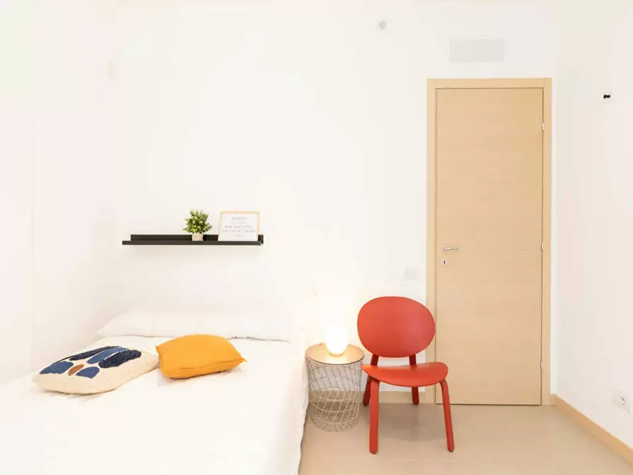 Immagine 5 di Camera in affitto  in Via Gardone a Milano