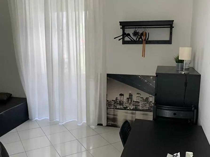 Immagine 2 di Camera in affitto  in Via Atri a Napoli