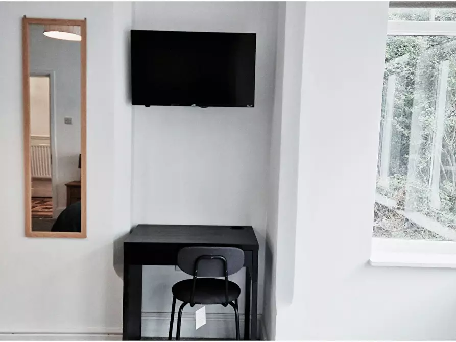 Immagine 8 di Camera in affitto  in Burford Road a 