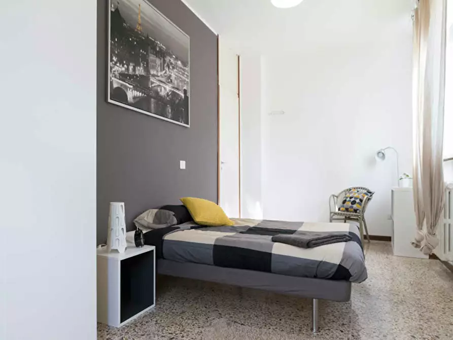 Immagine 1 di Camera in affitto  in Via Lucca a Milano