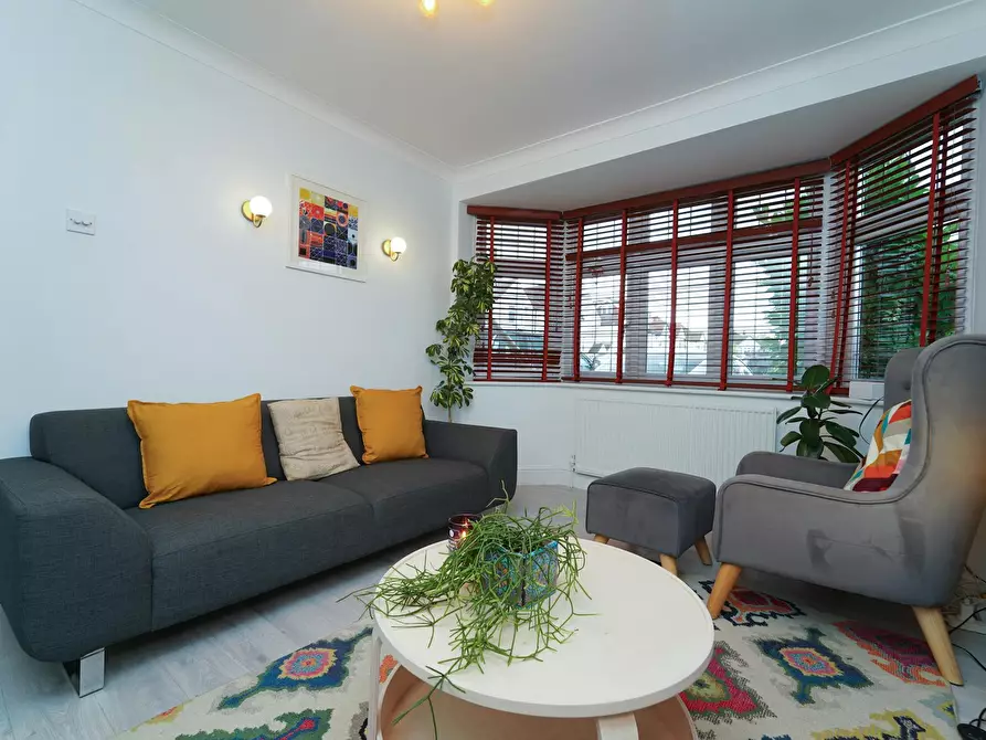 Immagine 1 di Casa indipendente in affitto  in Brampton Gardens a West Molesey