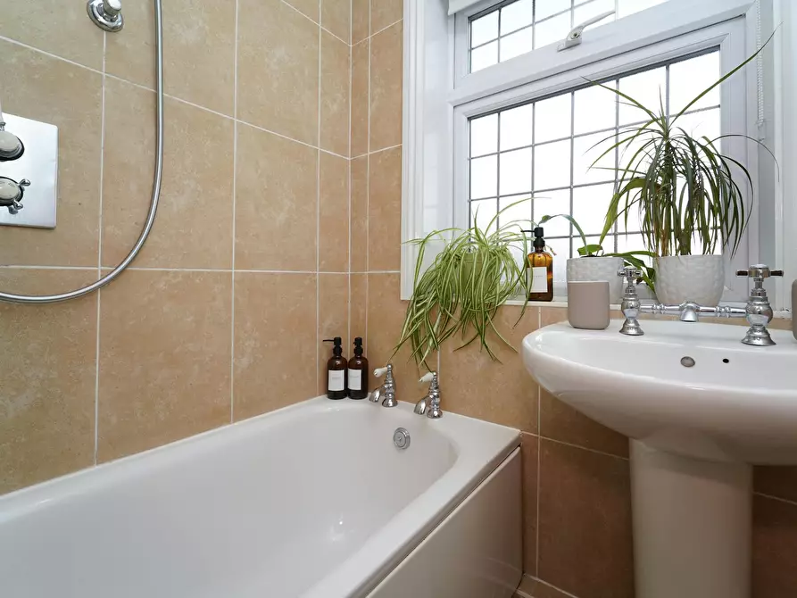 Immagine 8 di Casa indipendente in affitto  in Brampton Gardens a West Molesey