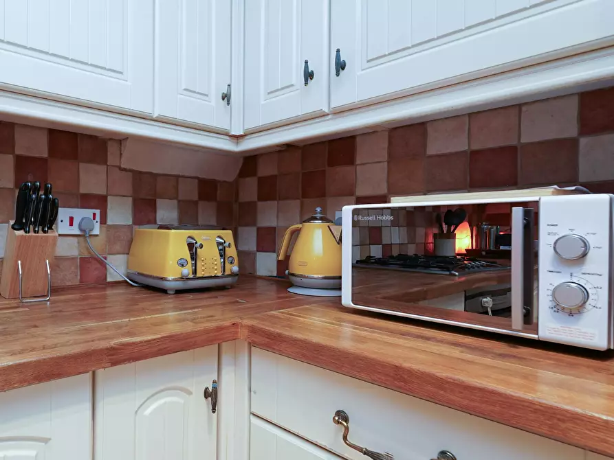 Immagine 2 di Casa indipendente in affitto  in Brampton Gardens a West Molesey