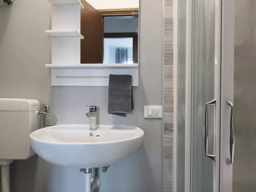 Immagine 5 di Camera in affitto  in Via Federico Engels a Milano