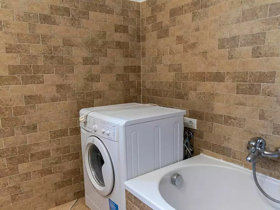 Immagine 10 di Camera in affitto  in Via Calpurnio Fiamma a Roma