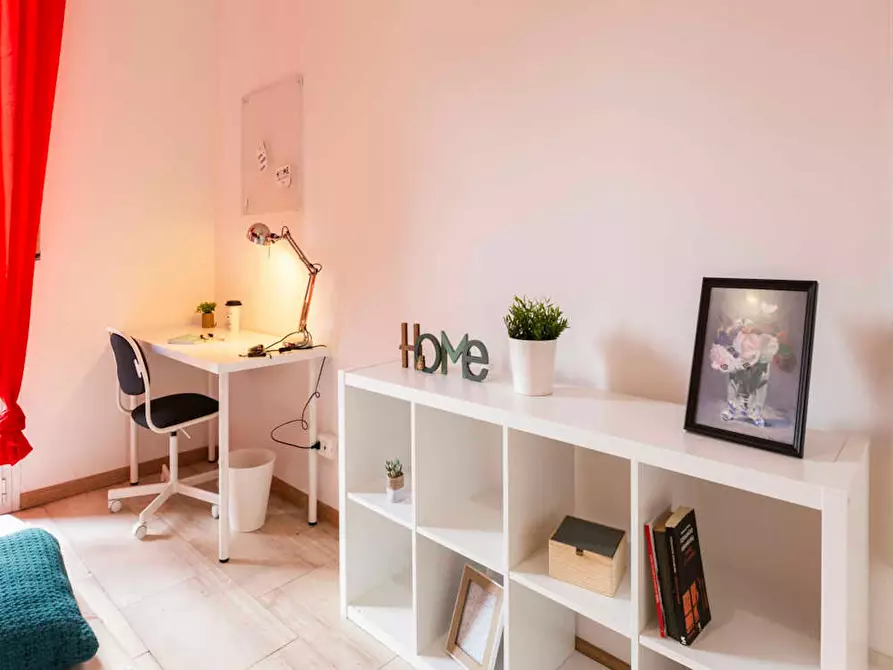 Immagine 8 di Camera in affitto  in Via Lorenteggio a Milano