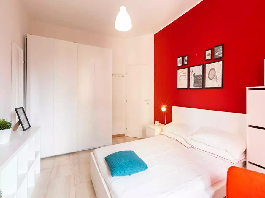 Immagine 2 di Camera in affitto  in Via Lorenteggio a Milano