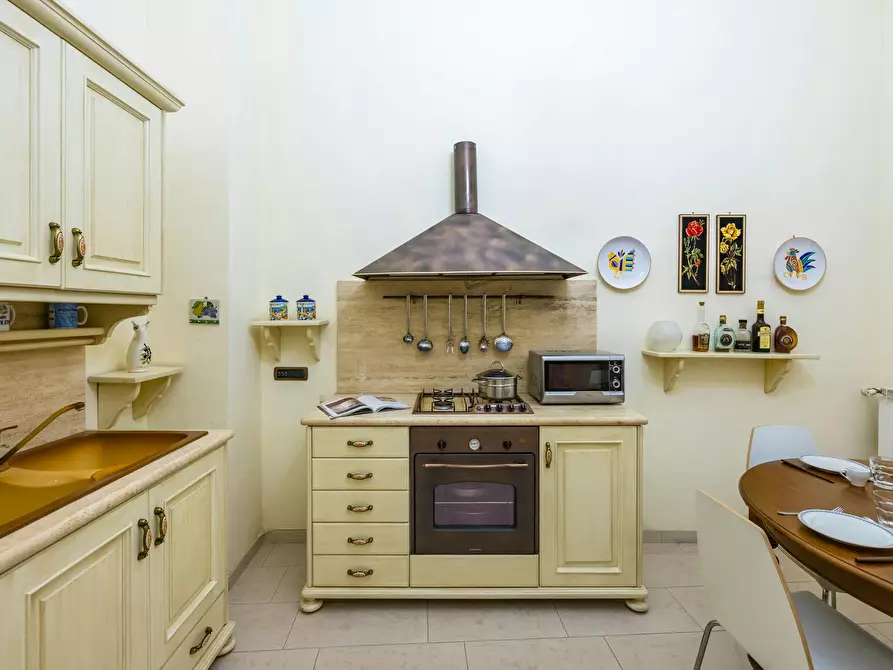 Immagine 10 di Appartamento in affitto  in Via Cisterna dell'Olio a Napoli