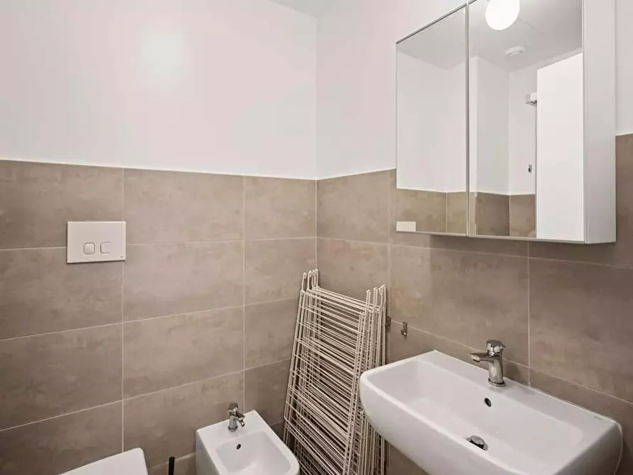 Immagine 8 di Camera in affitto  in Viale Legioni Romane a Milano