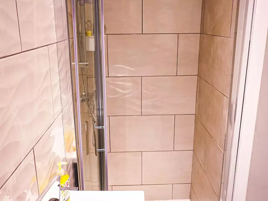 Immagine 4 di Casa indipendente in affitto  in Baileys Mead Road a Kingswood