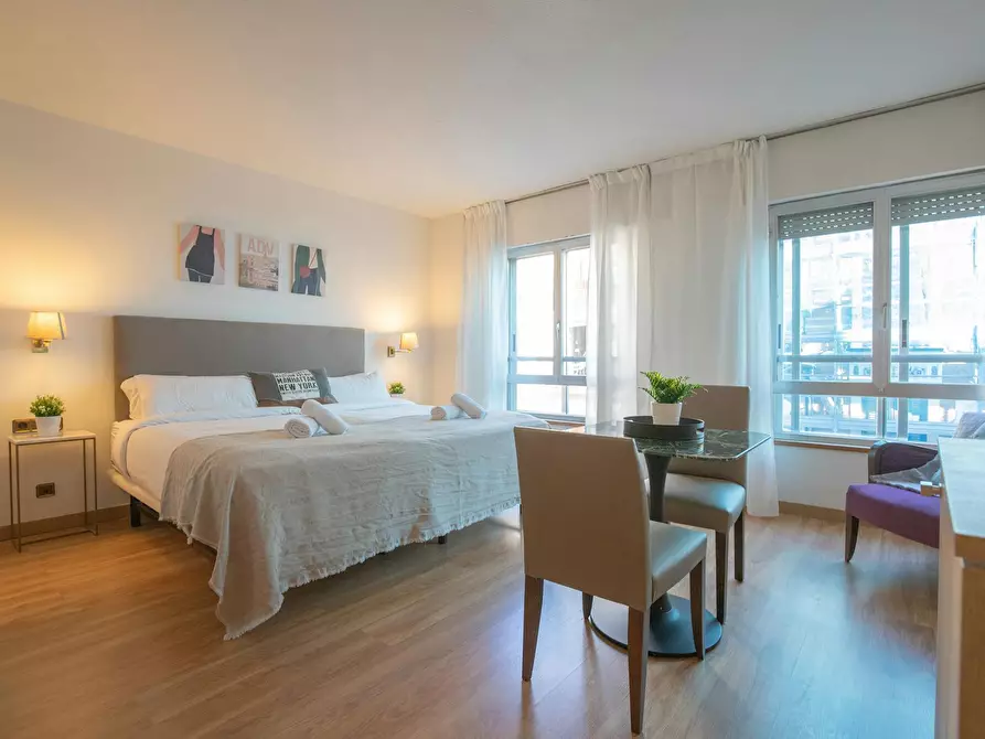 Immagine 1 di Appartamento in affitto  in Calle de Leganitos a Madrid