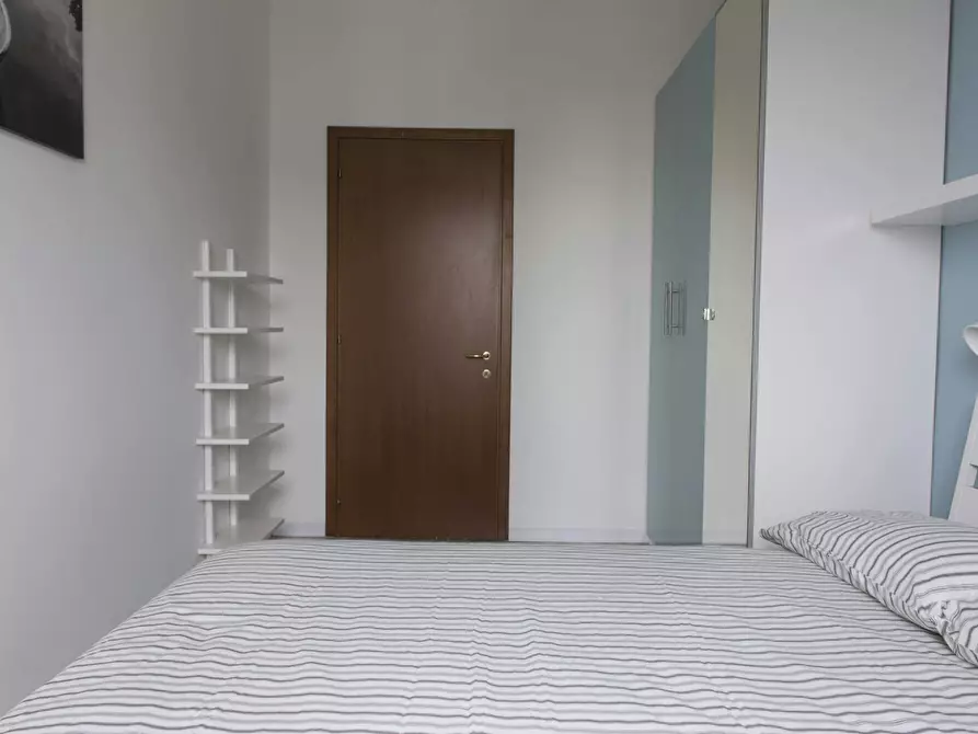 Immagine 8 di Camera in affitto  in Via Federico Engels a Milano