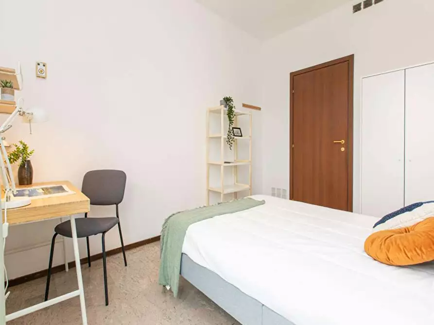 Immagine 4 di Camera in affitto  in Viale Sondrio a Milano