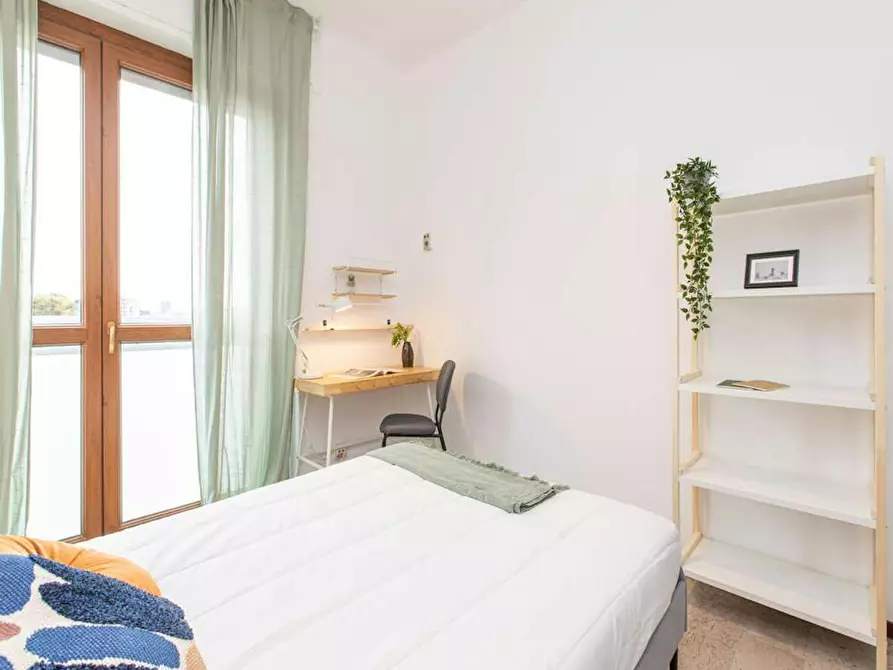 Immagine 6 di Camera in affitto  in Viale Sondrio a Milano