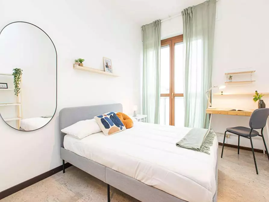 Immagine 8 di Camera in affitto  in Viale Sondrio a Milano