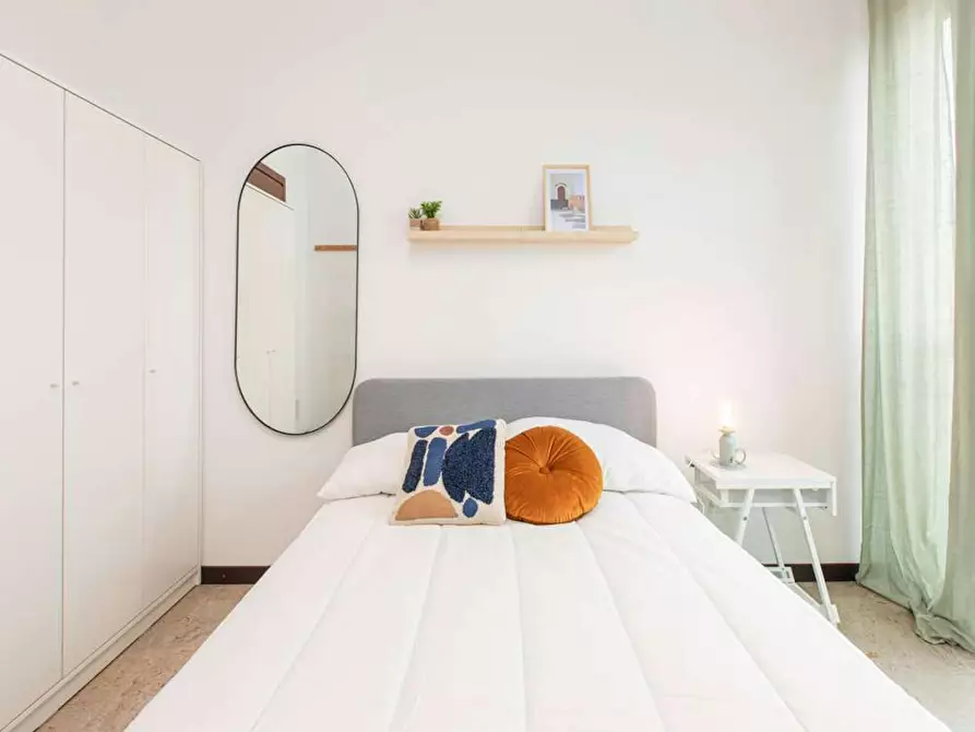 Immagine 5 di Camera in affitto  in Viale Sondrio a Milano