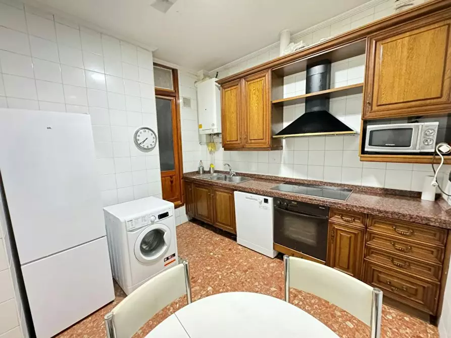 Immagine 6 di Camera in affitto  in Fernández del Campo Kalea a Bilbao