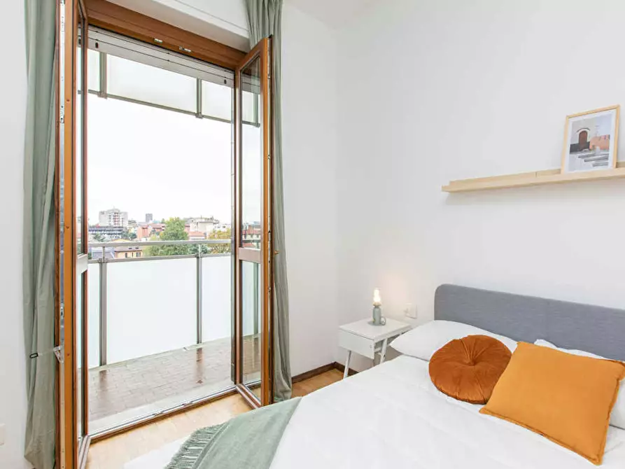 Immagine 6 di Camera in affitto  in Viale Sondrio a Milano