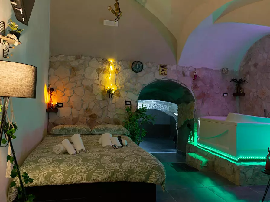 Immagine 7 di Appartamento in affitto  in Via Carbonara a Napoli