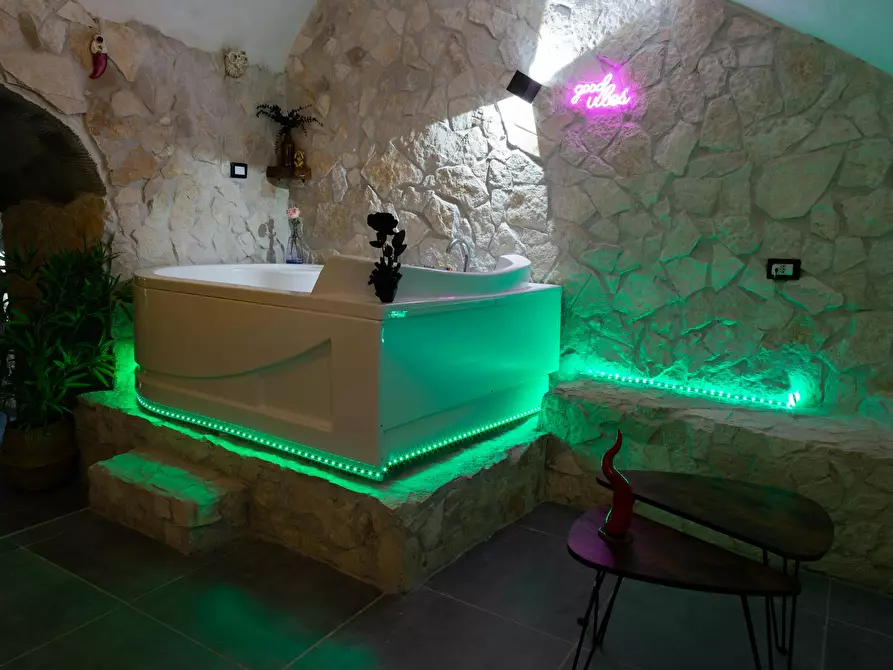 Immagine 2 di Appartamento in affitto  in Via Carbonara a Napoli