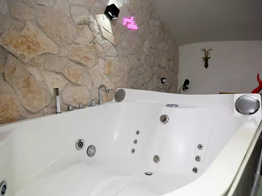 Immagine 9 di Appartamento in affitto  in Via Carbonara a Napoli