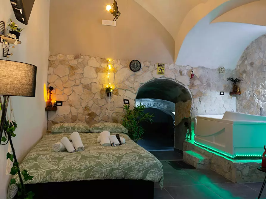 Immagine 1 di Appartamento in affitto  in Via Carbonara a Napoli