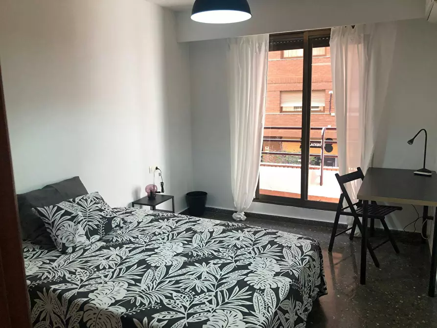 Immagine 1 di Camera in affitto  in Carrer de la Reina Na Maria a Valencia