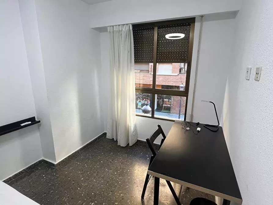 Immagine 4 di Camera in affitto  in Carrer de la Reina Na Maria a Valencia