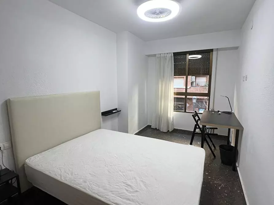 Immagine 1 di Camera in affitto  in Carrer de la Reina Na Maria a Valencia