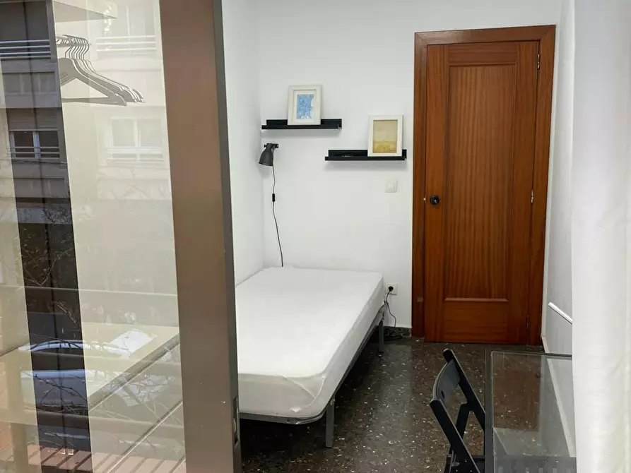 Immagine 3 di Camera in affitto  in Carrer de la Reina Na Maria a Valencia